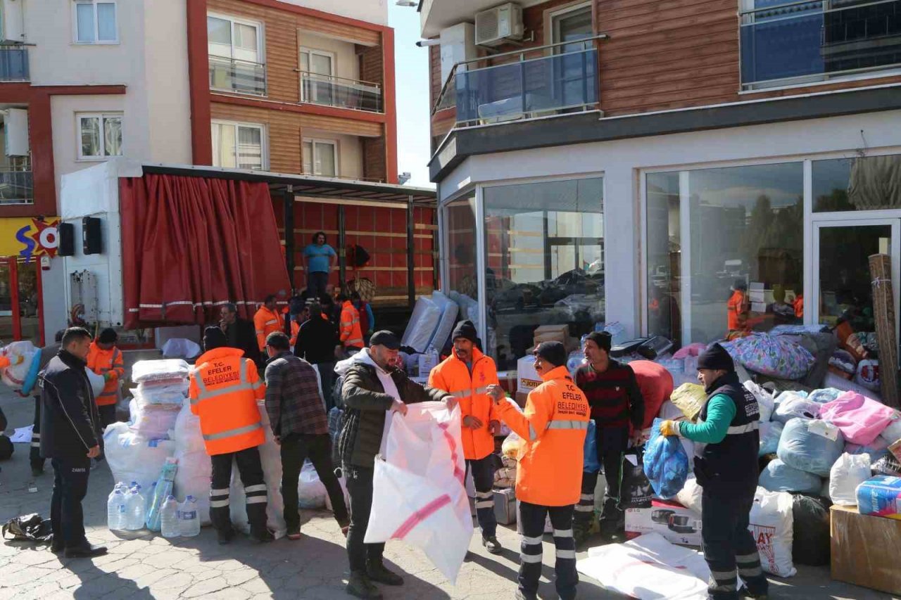 Efeler, depremin yaralarını sarmaya devam ediyor