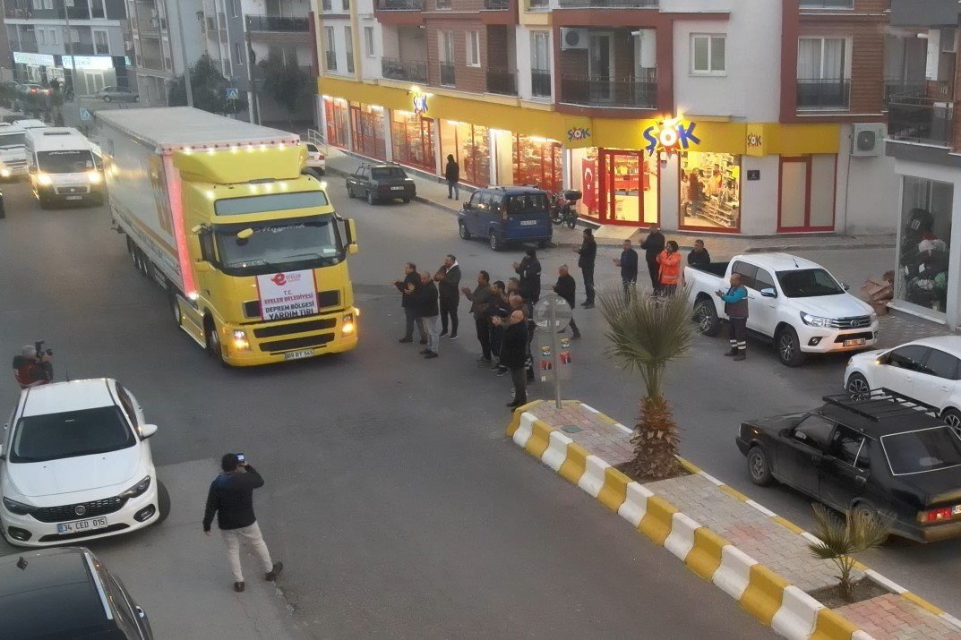 Efeler, depremin yaralarını sarmaya devam ediyor