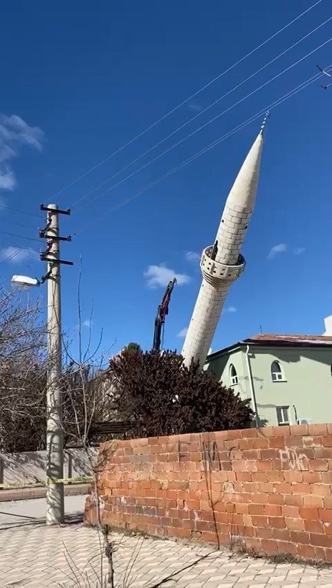 Elazığ’da hasar alan minarelerin yıkımı sürüyor