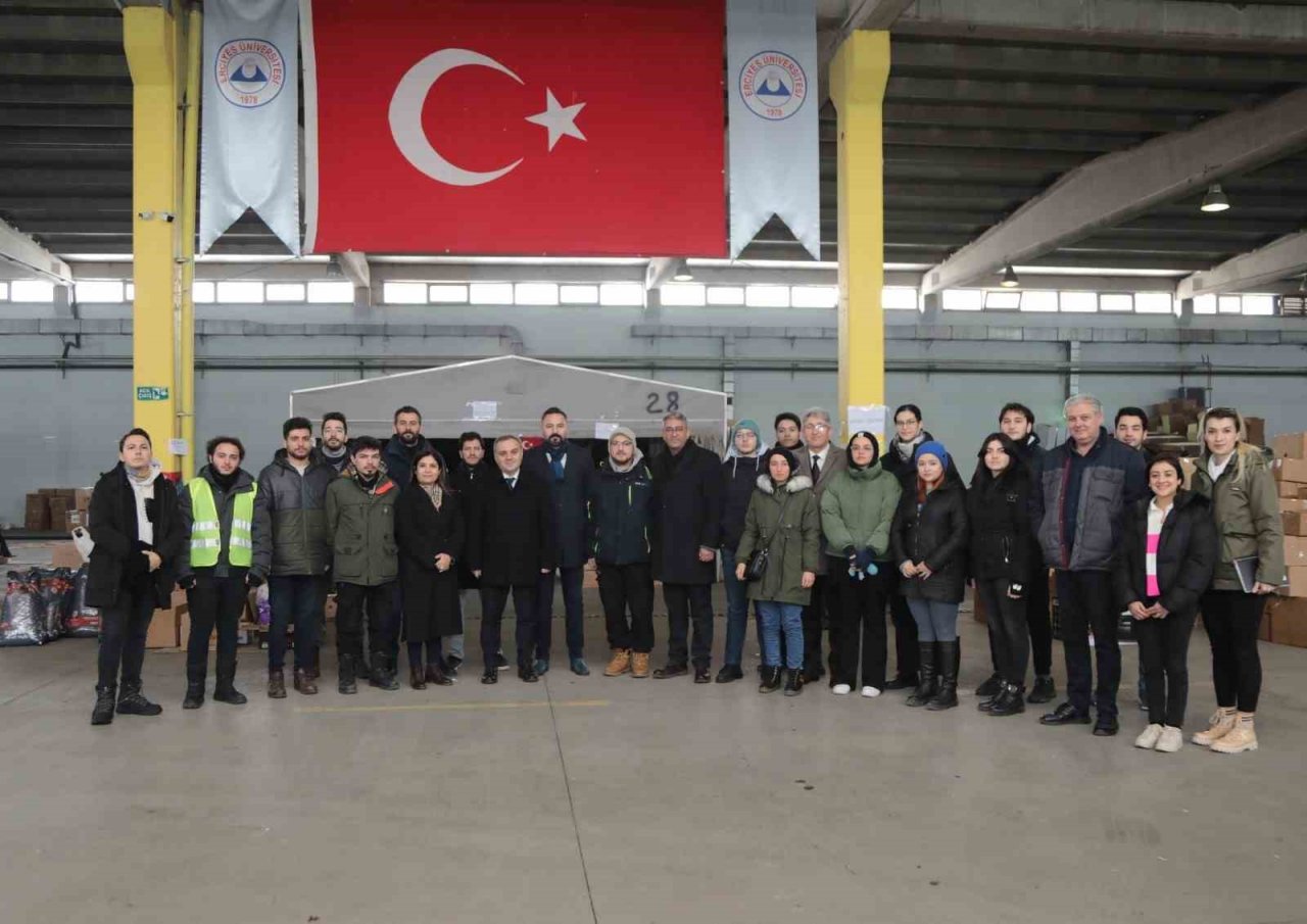 ERÜ Rektörü Altun’dan deprem kampanyası gönüllülerine teşekkür ziyareti