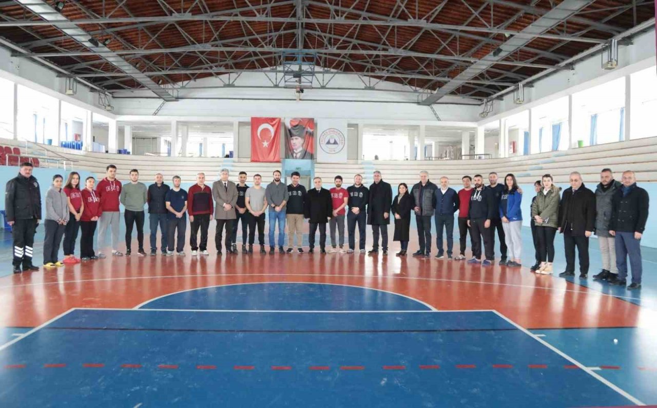 ERÜ Rektörü Altun’dan deprem kampanyası gönüllülerine teşekkür ziyareti