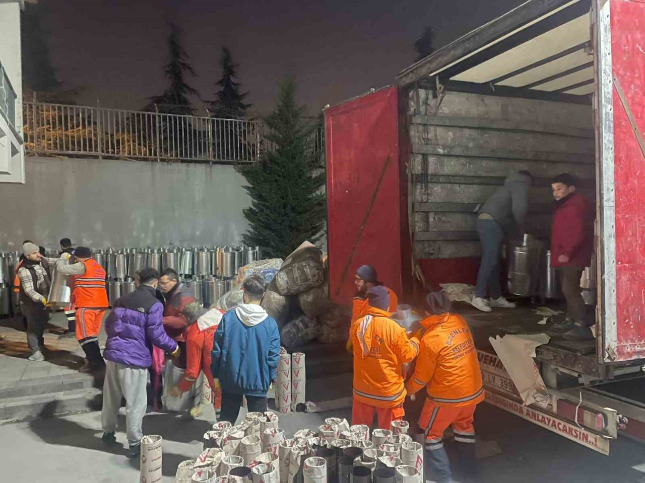 Depremzedeler için seferber olan Esenlerliler yardıma devam ediyor