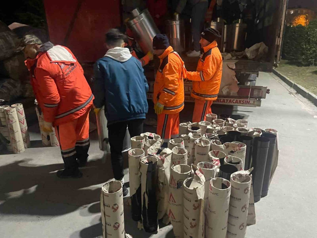 Depremzedeler için seferber olan Esenlerliler yardıma devam ediyor