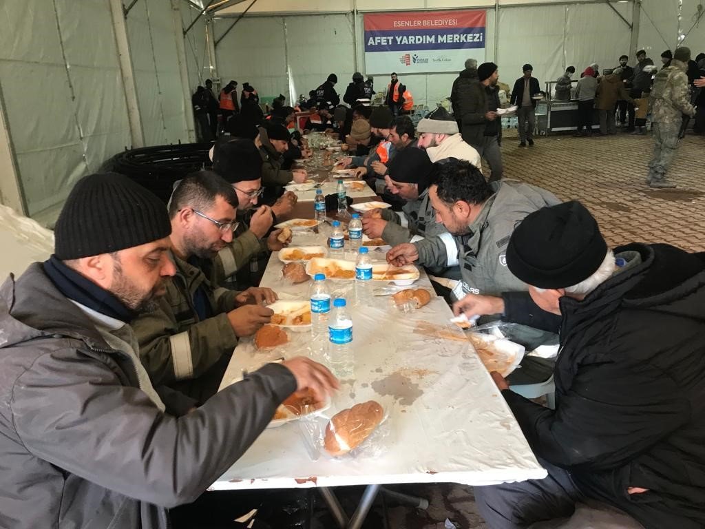 Depremzedeler için seferber olan Esenlerliler yardıma devam ediyor