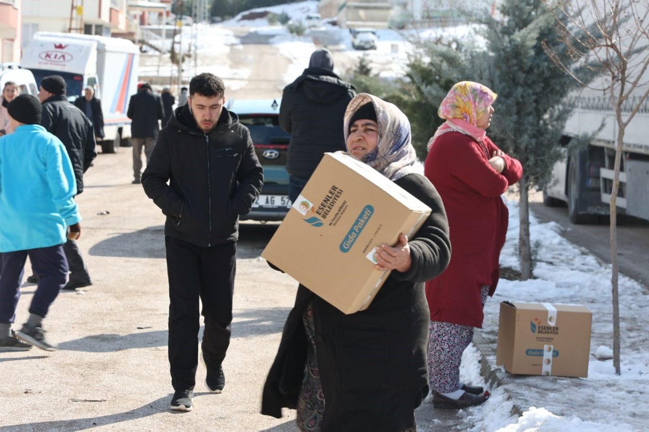Depremzedeler için seferber olan Esenlerliler yardıma devam ediyor