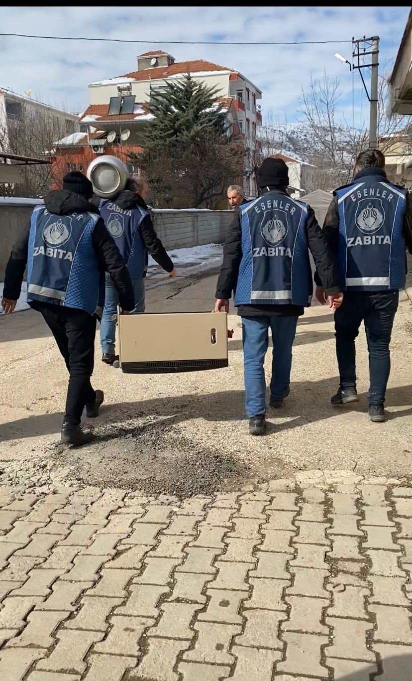 Depremzedeler için seferber olan Esenlerliler yardıma devam ediyor