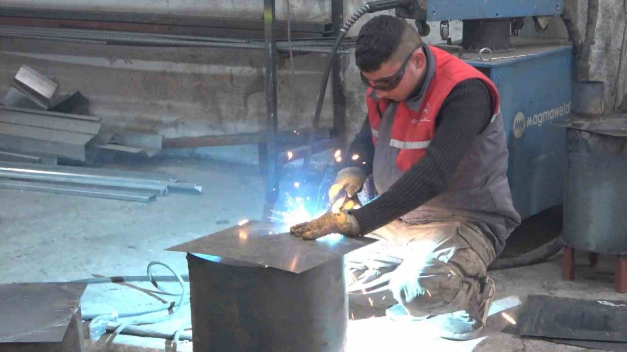 Gümüşhane’de sanayi esnafı depremzedeler için soba üretmeye başladı