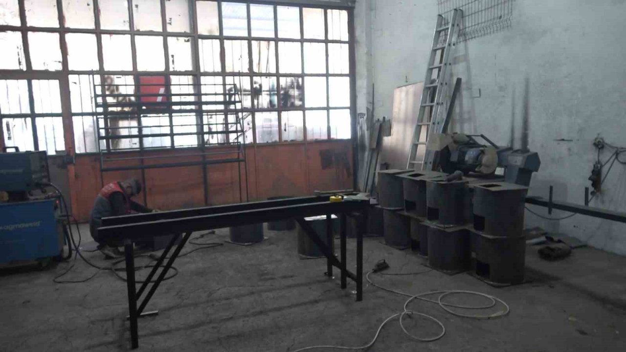 Gümüşhane’de sanayi esnafı depremzedeler için soba üretmeye başladı