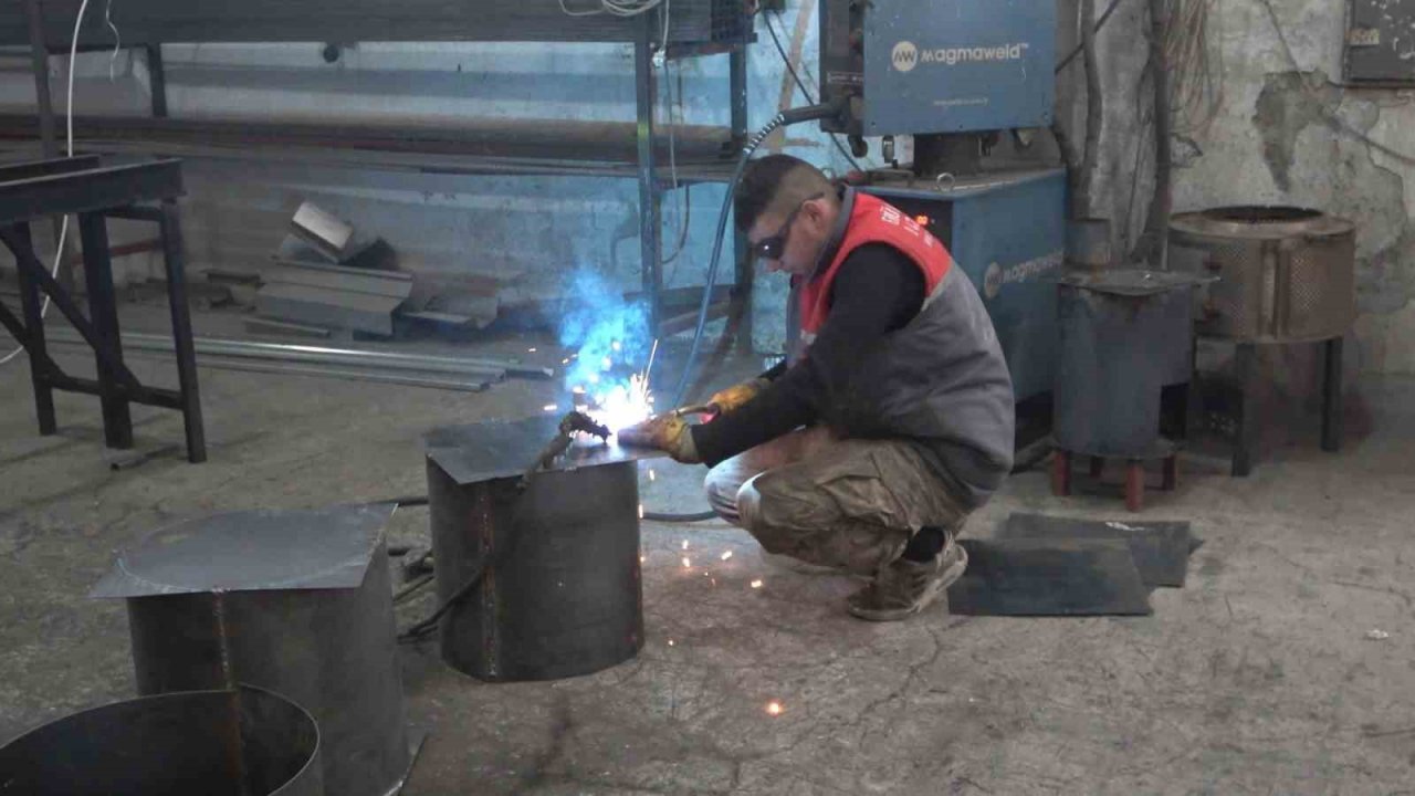 Gümüşhane’de sanayi esnafı depremzedeler için soba üretmeye başladı