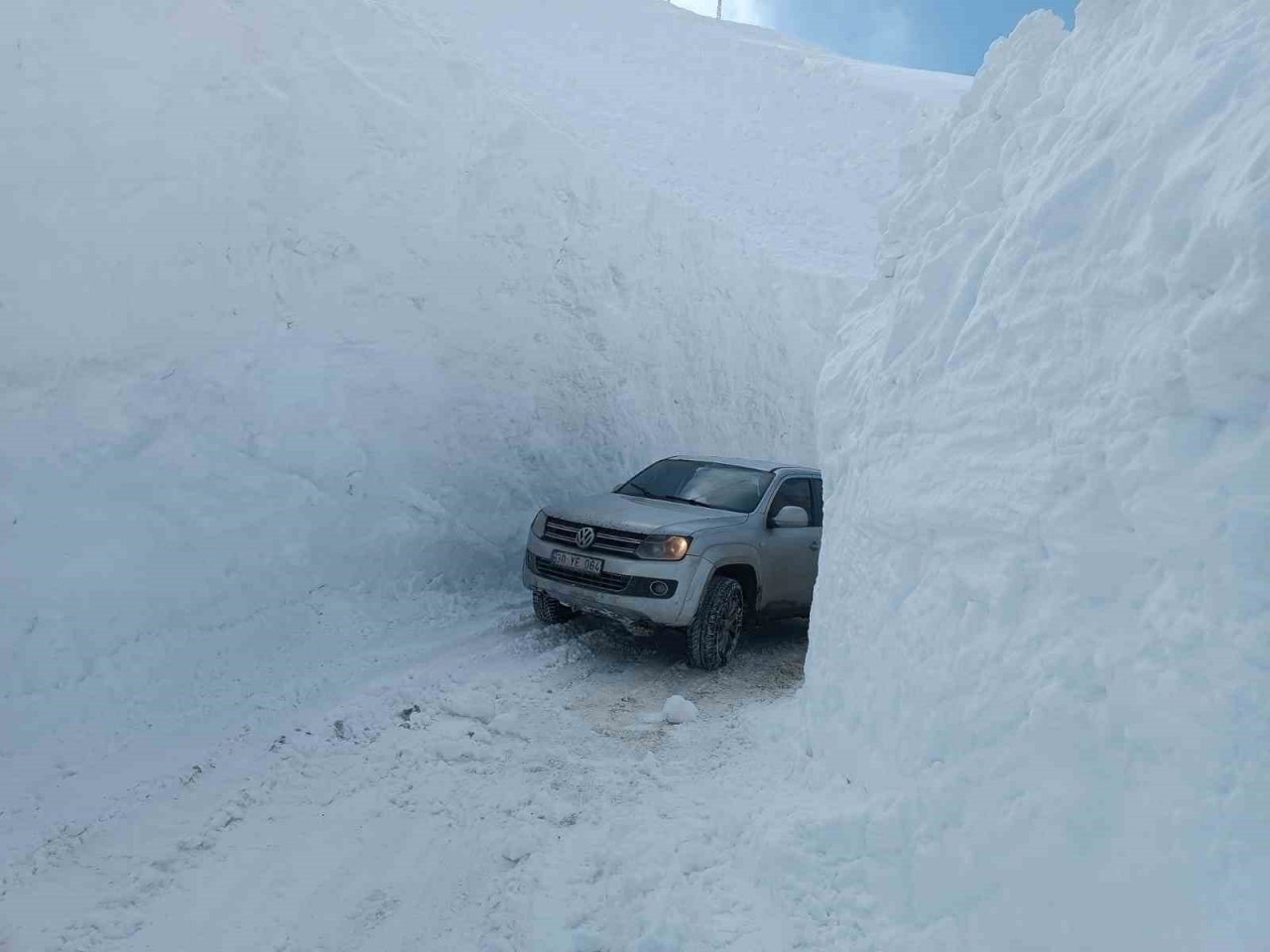 Yüksekova’da 6 metreyi geçen kar tünelleri