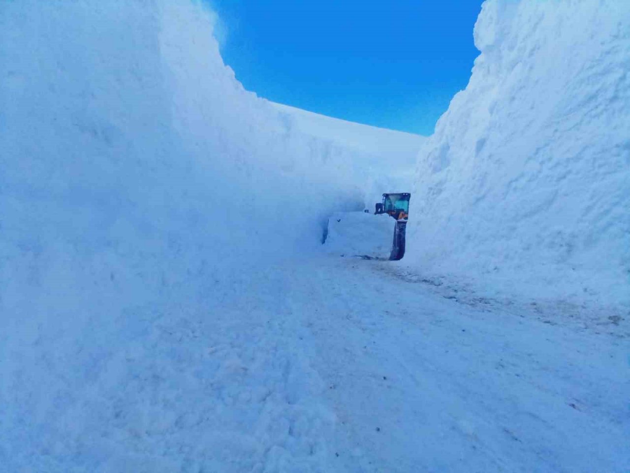 Yüksekova’da 6 metreyi geçen kar tünelleri