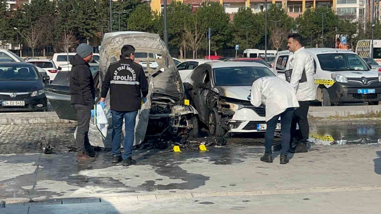 Kadiköy’de hastane otoparkında otomobil alev alev yandı