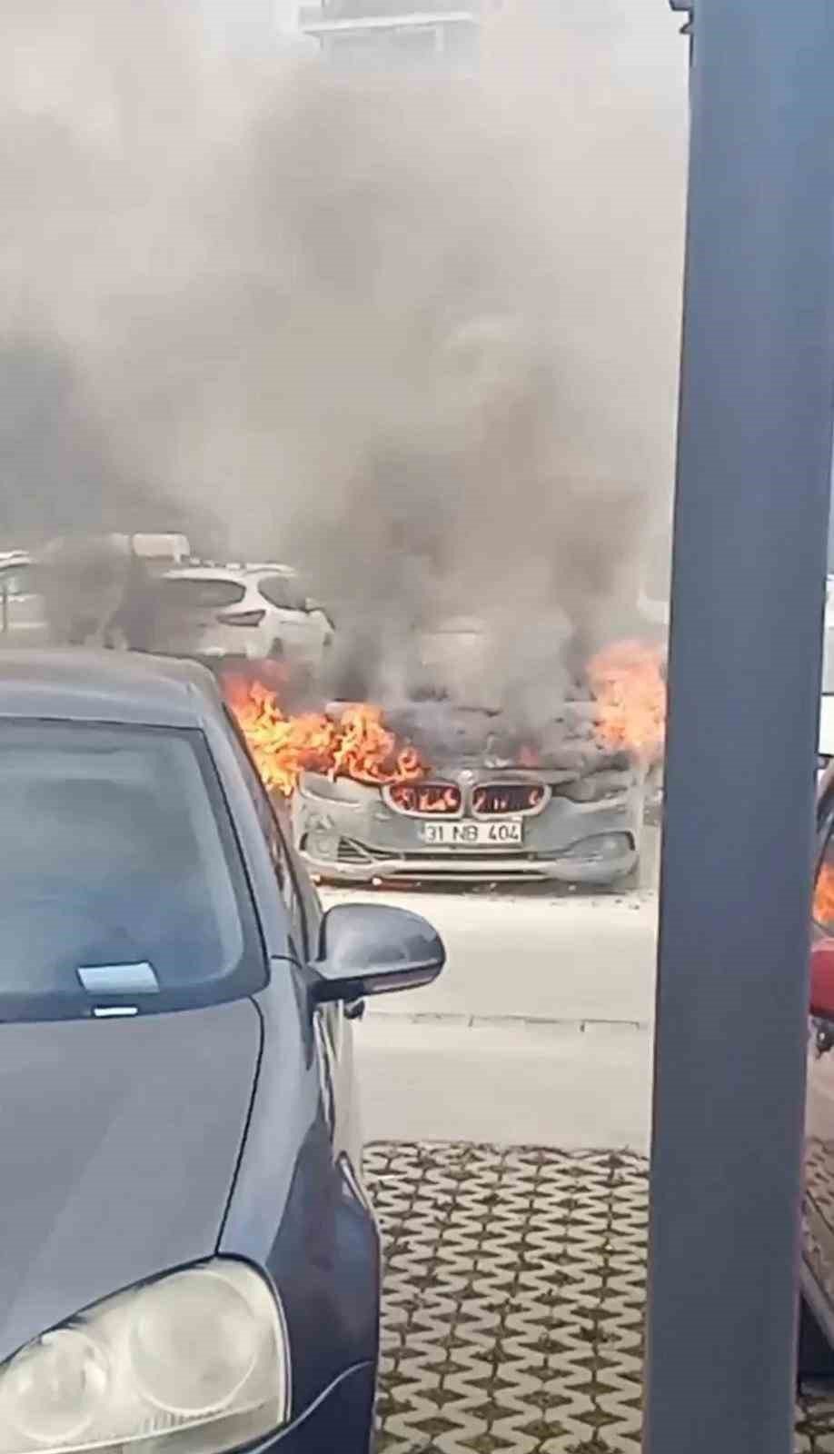 Kadiköy’de hastane otoparkında otomobil alev alev yandı