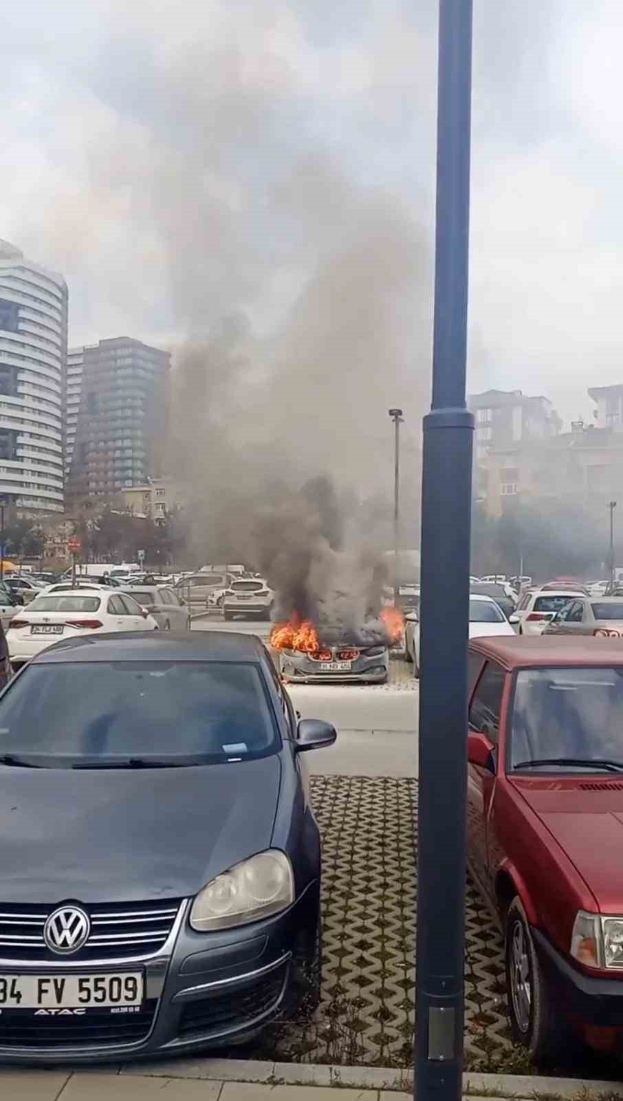 Kadiköy’de hastane otoparkında otomobil alev alev yandı
