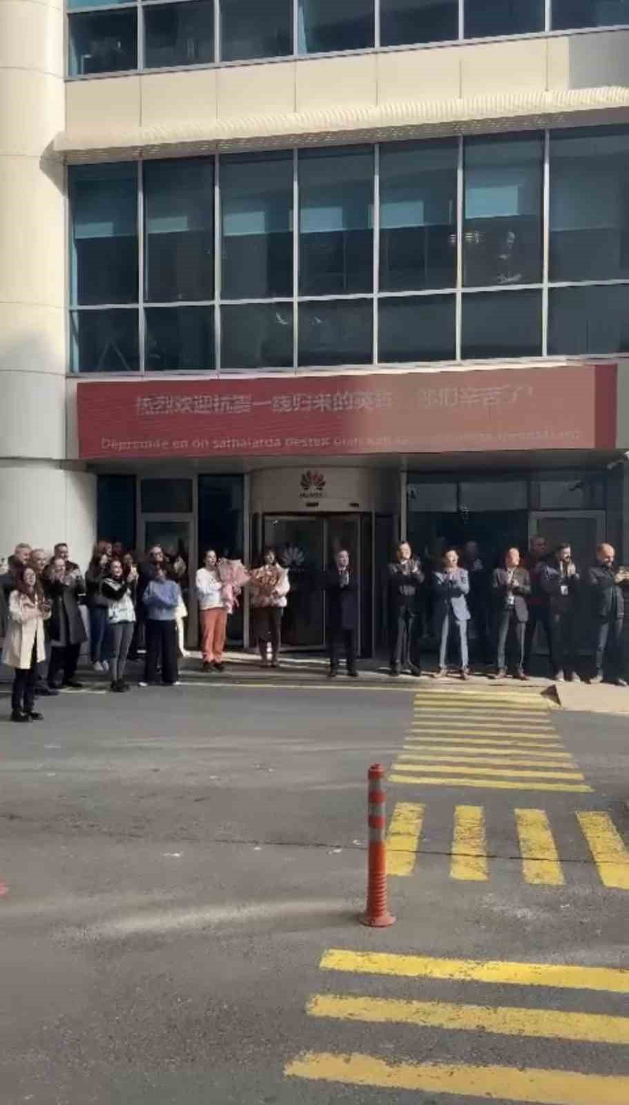 Huawei çalışanları Çinli arama kurtarma ekibini alkışlarla karşıladı