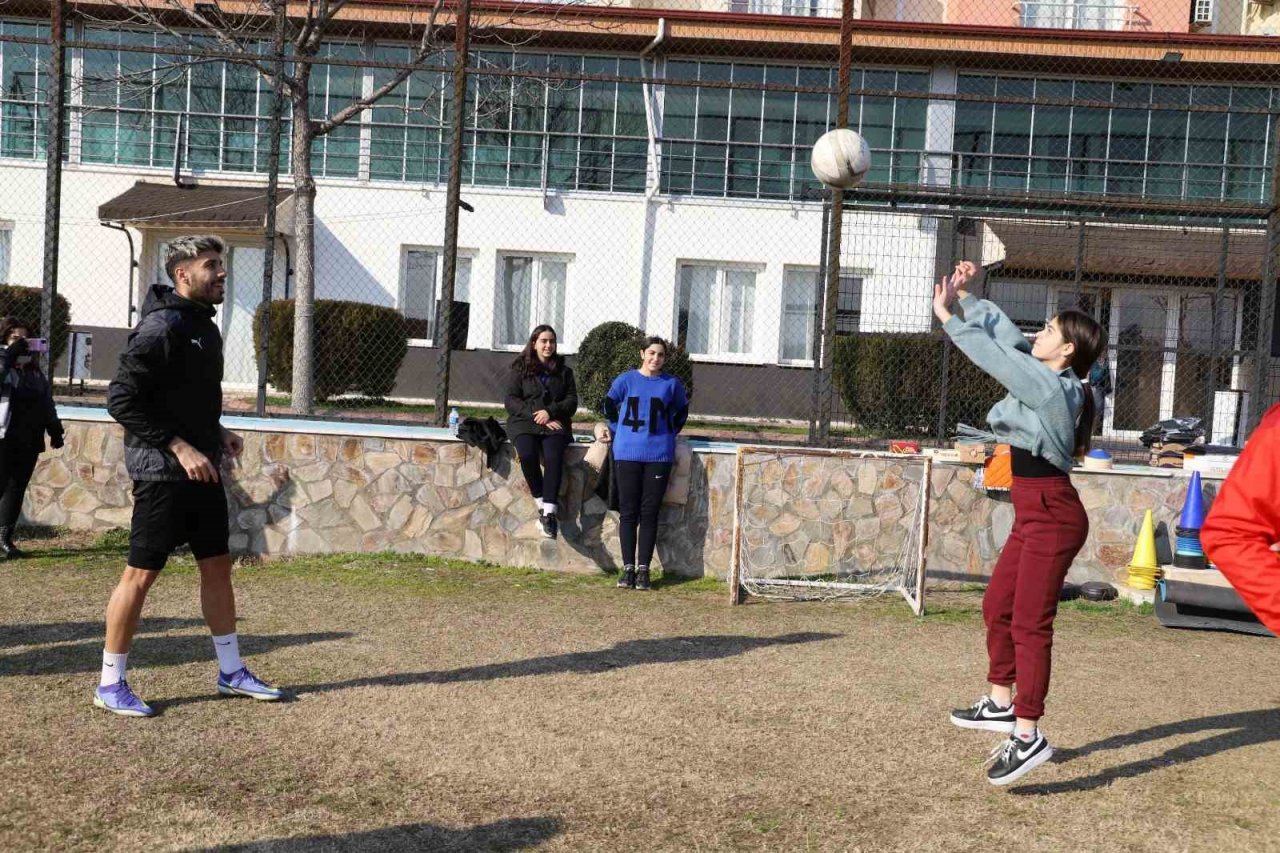Depremzede çocuklar Nazilli Belediyesporlu futbolcular ile bir araya geldi