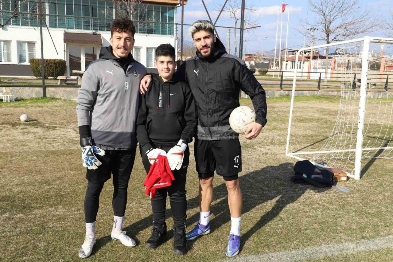 Depremzede çocuklar Nazilli Belediyesporlu futbolcular ile bir araya geldi