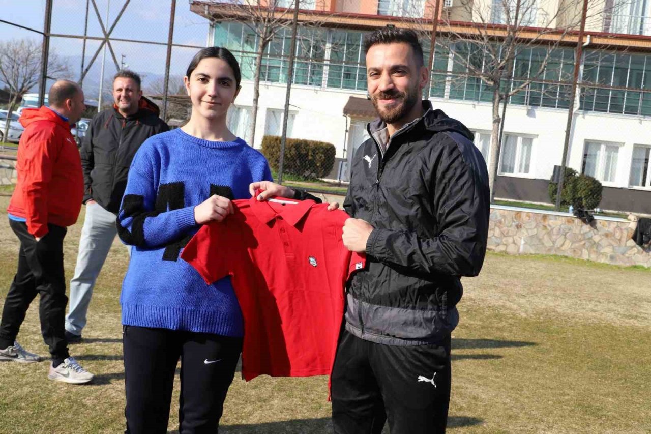 Depremzede çocuklar Nazilli Belediyesporlu futbolcular ile bir araya geldi