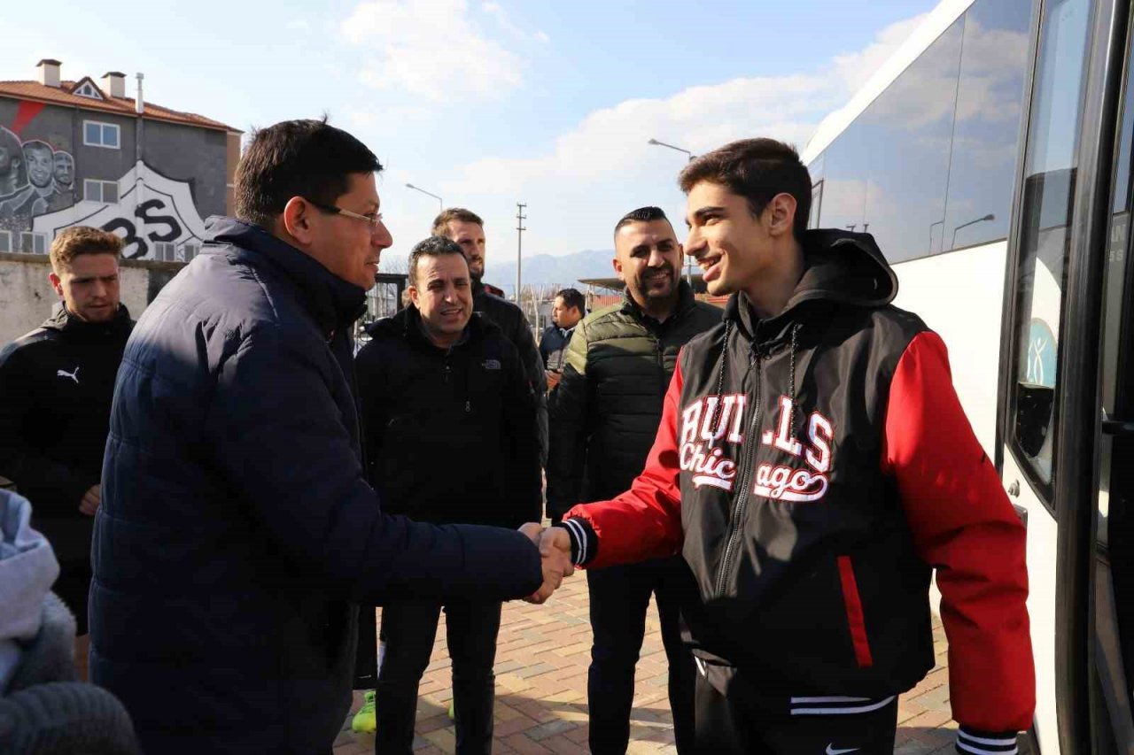 Depremzede çocuklar Nazilli Belediyesporlu futbolcular ile bir araya geldi