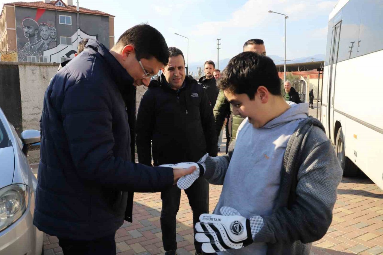 Depremzede çocuklar Nazilli Belediyesporlu futbolcular ile bir araya geldi