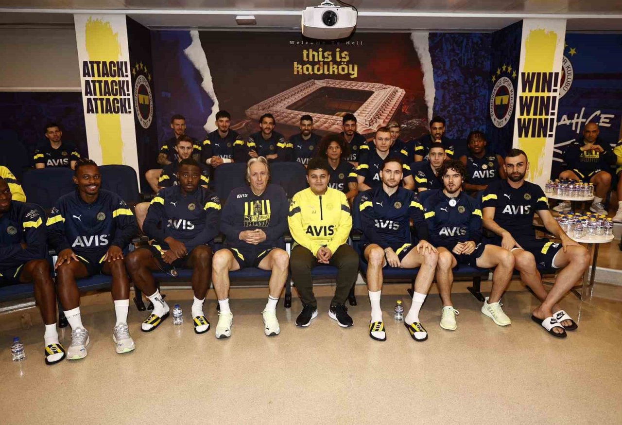 Enkazdan kurtarılan Mehmet Akif Ağaç, Jorge Jesus ve futbolcularla bir araya geldi