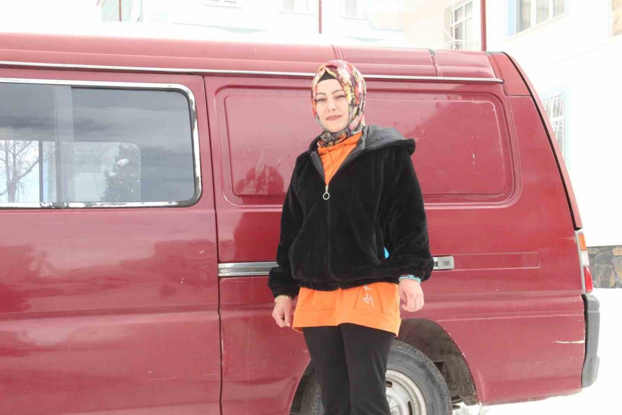 Depremzedeler için minibüsünü satılığa çıkardı