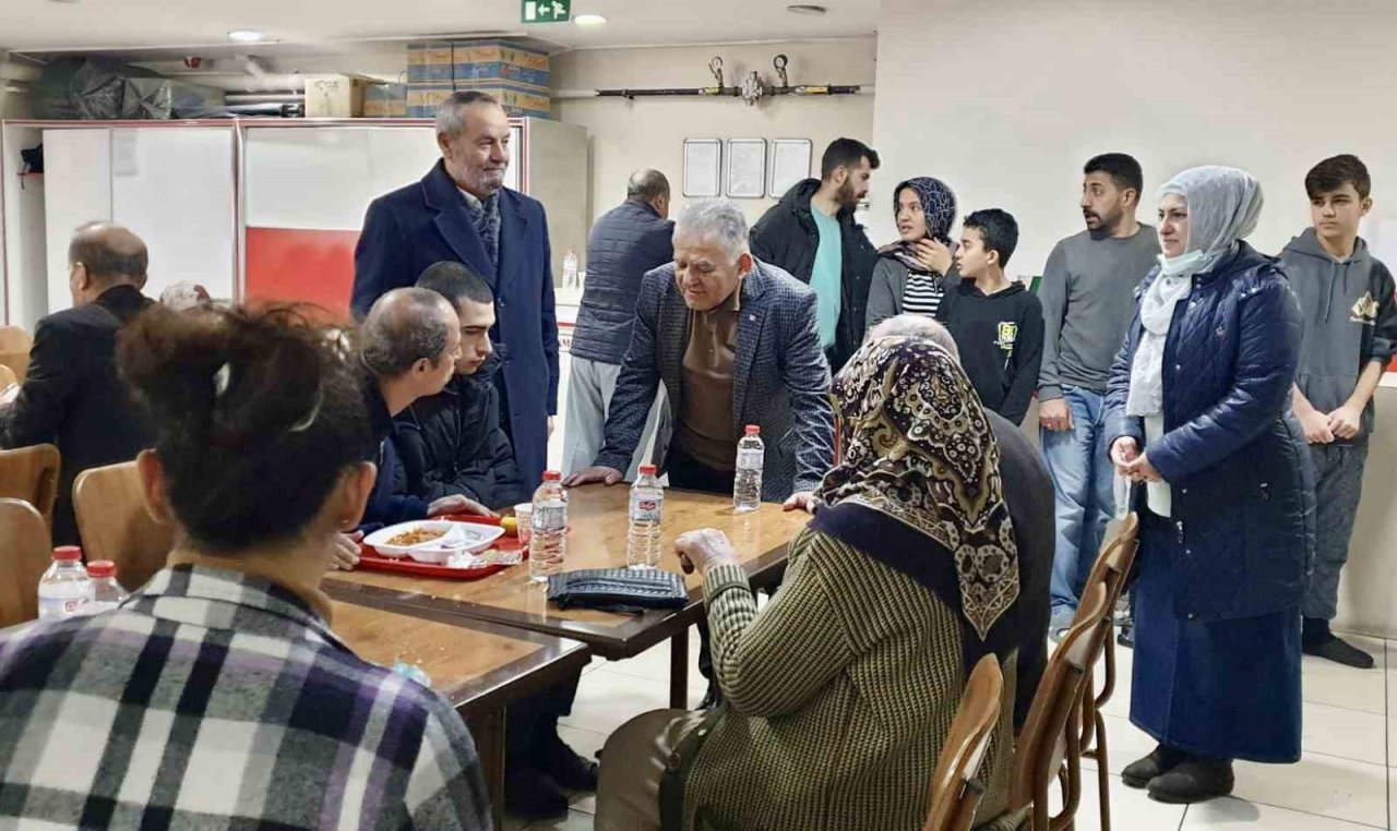 Başkan Büyükkılıç, depremzedeleri ziyaret edip, çocuklarla ilgilendi