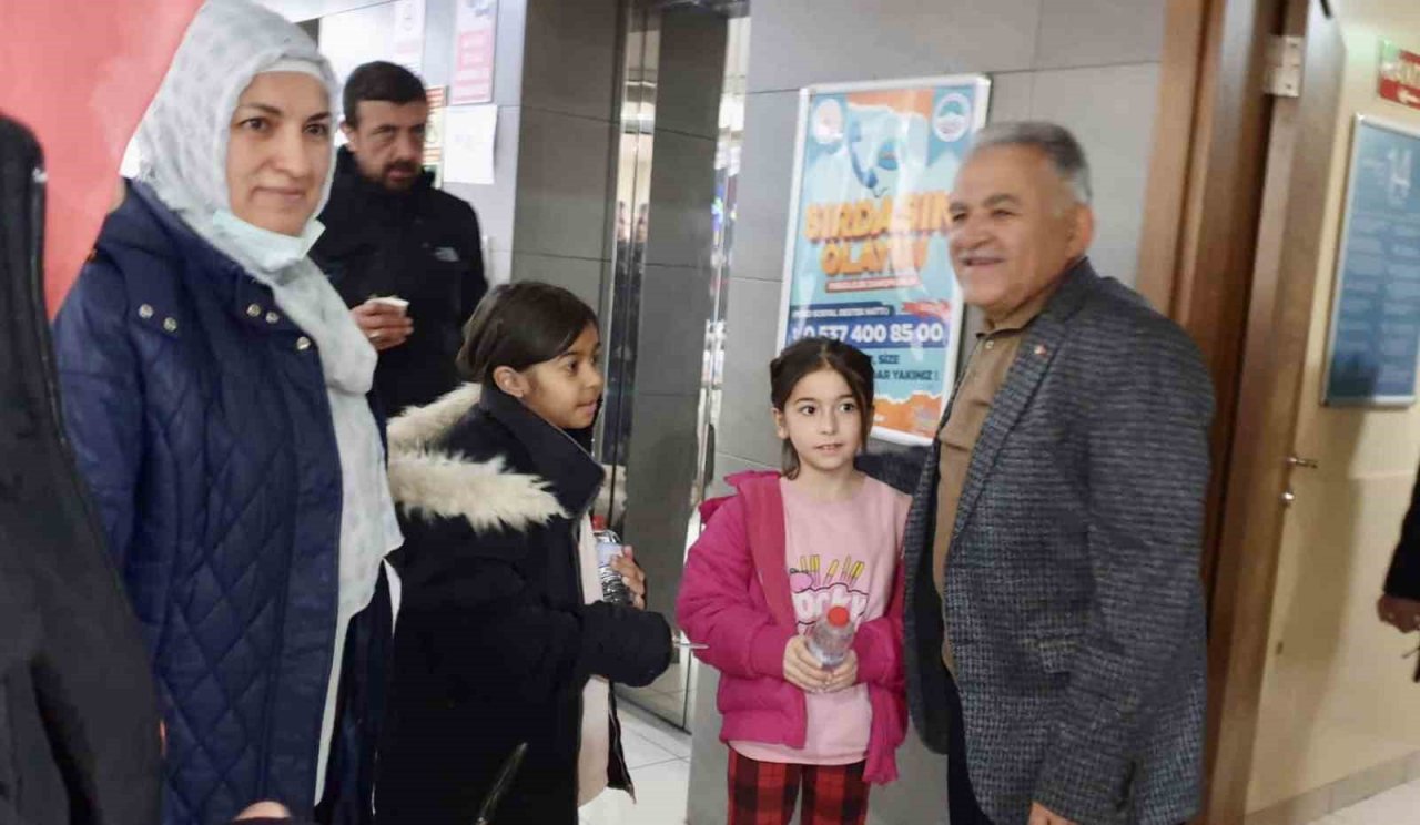 Başkan Büyükkılıç, depremzedeleri ziyaret edip, çocuklarla ilgilendi