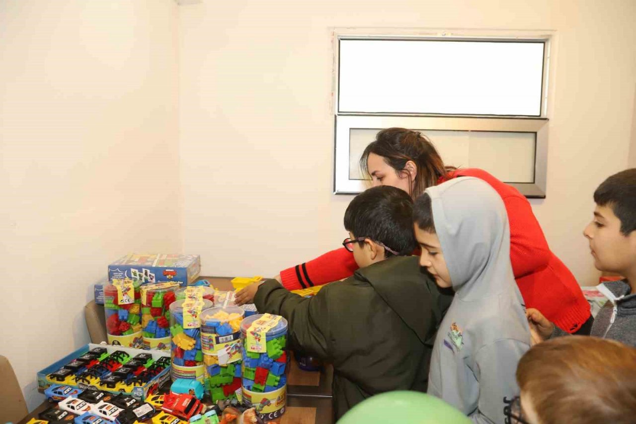 Kayseri Büyükşehir’in depremzedelere manevi desteği sürüyor