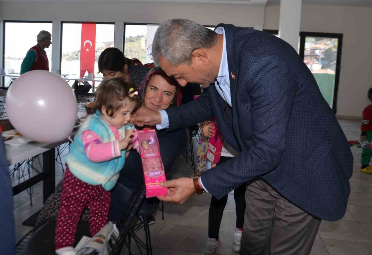 Başkan Kaplan depremzede çocuklara moral oldu