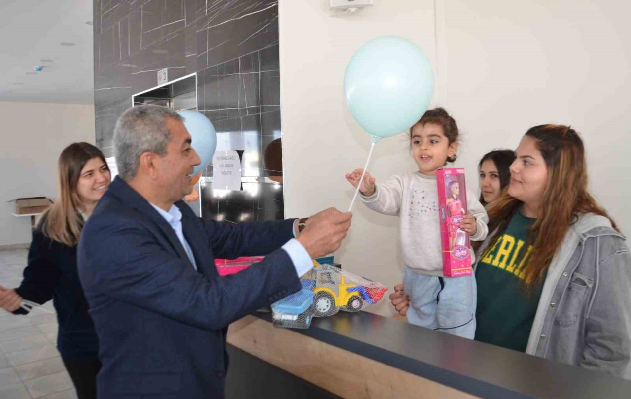 Başkan Kaplan depremzede çocuklara moral oldu