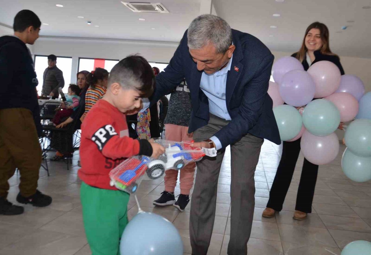Başkan Kaplan depremzede çocuklara moral oldu