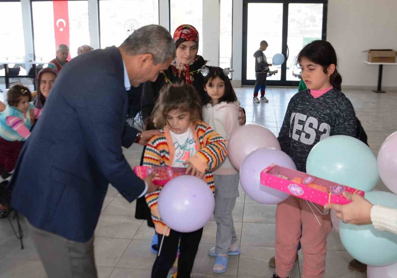 Başkan Kaplan depremzede çocuklara moral oldu