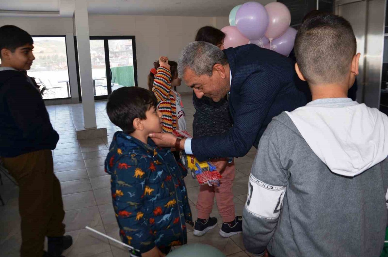 Başkan Kaplan depremzede çocuklara moral oldu