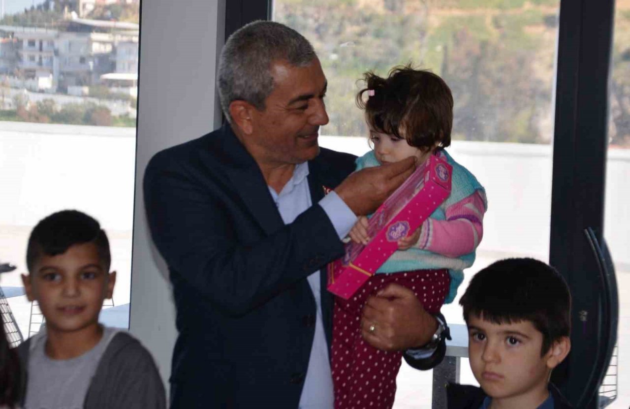 Başkan Kaplan depremzede çocuklara moral oldu