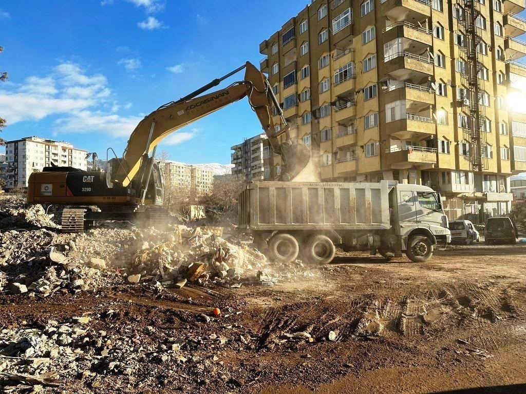 Başkan Çolakbayrakdar; “Depremin ilk saatlerinden itibaren gece-gündüz durmadan çalışıyoruz”