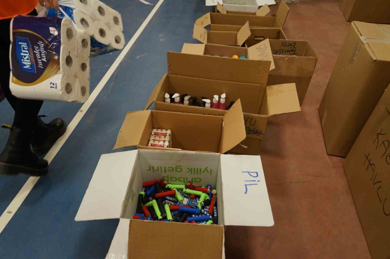 Deprem bölgelerine yardımlar devam ediyor