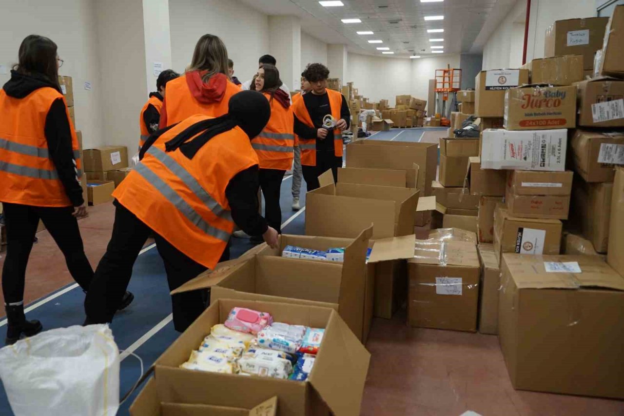 Deprem bölgelerine yardımlar devam ediyor