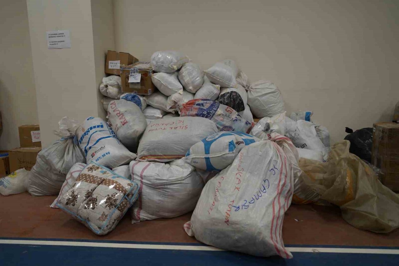 Deprem bölgelerine yardımlar devam ediyor