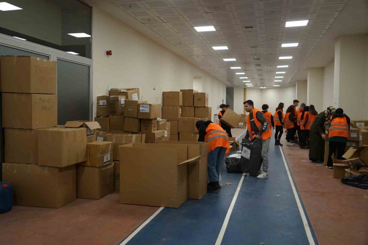 Deprem bölgelerine yardımlar devam ediyor