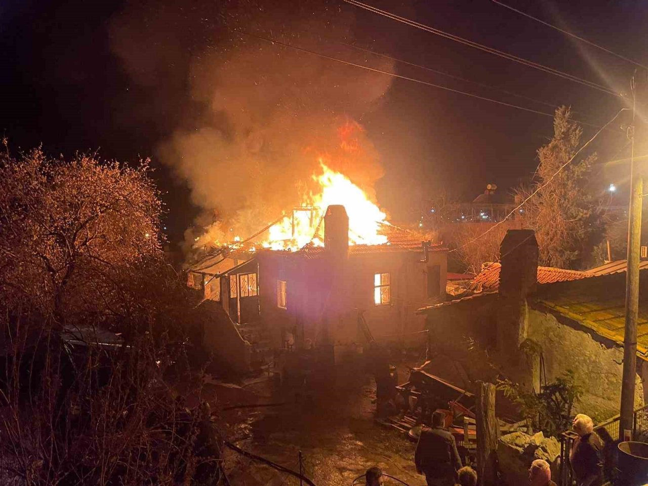 Milas’ta iki katlı ev küle döndü