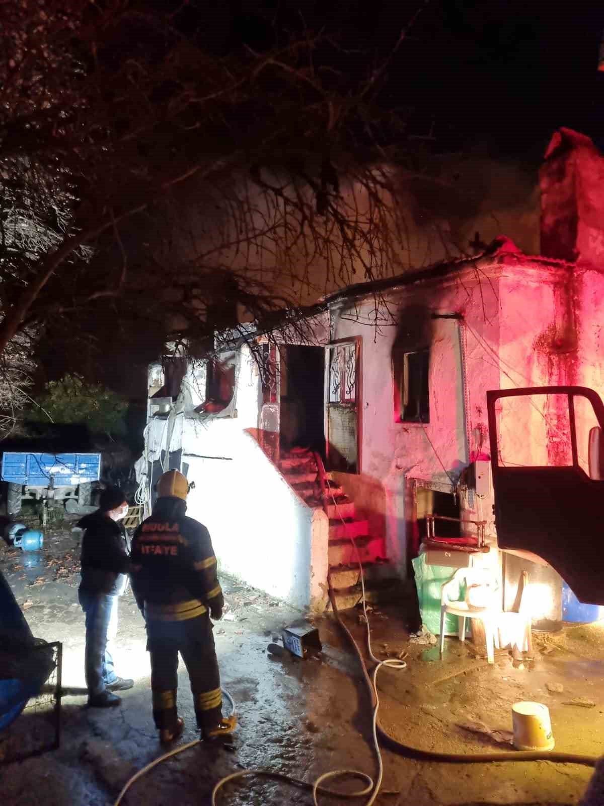 Milas’ta iki katlı ev küle döndü