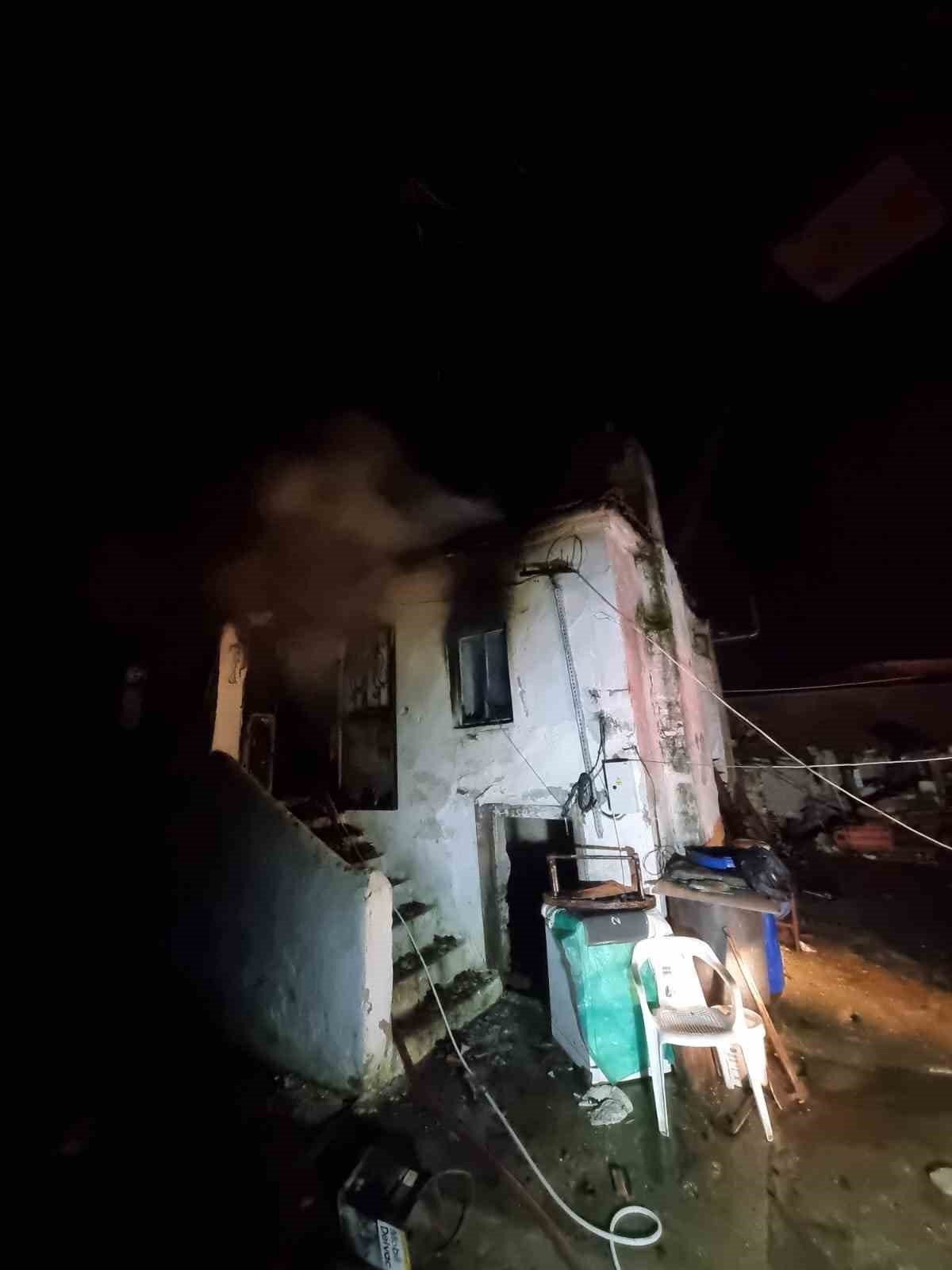 Milas’ta iki katlı ev küle döndü