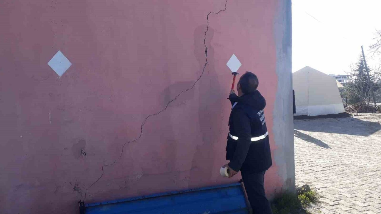 Uzmanlar deprem alanında hasar tespit çalışmalarını sürdürüyor