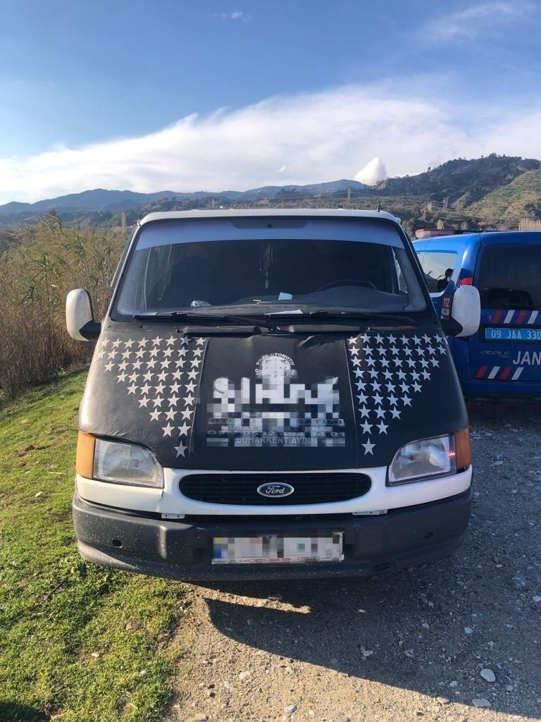 Ormanlık alandan aldığı ağaç parçalarını aracı ile taşırken yakalandı