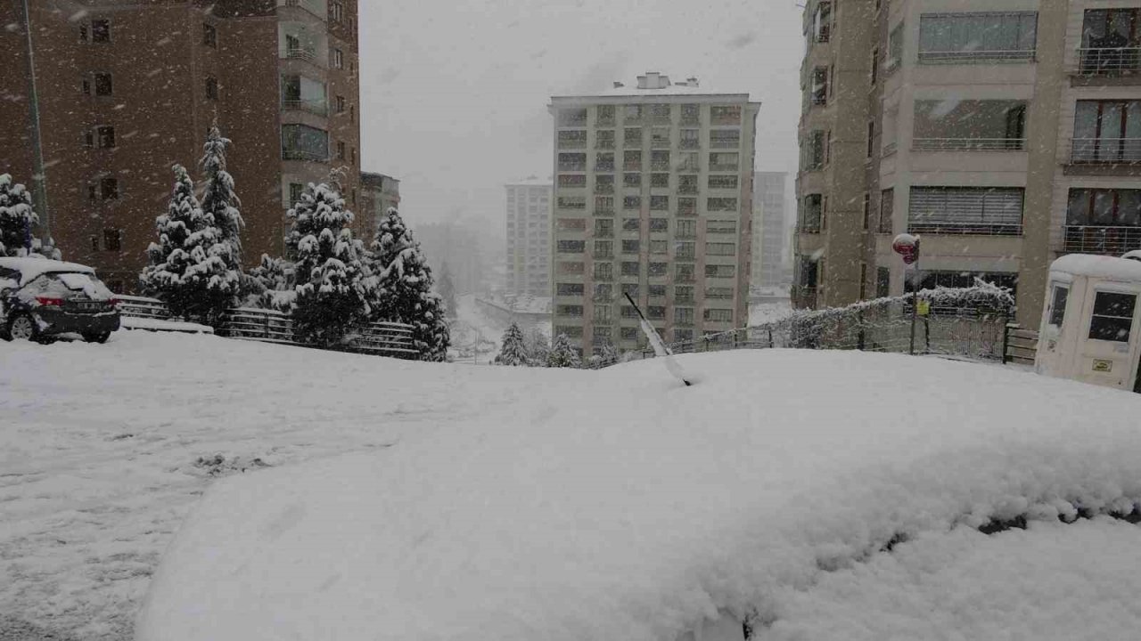 Doğu Karadeniz’de kar nedeniyle bin 210 köy ve mahalle yolu kapandı