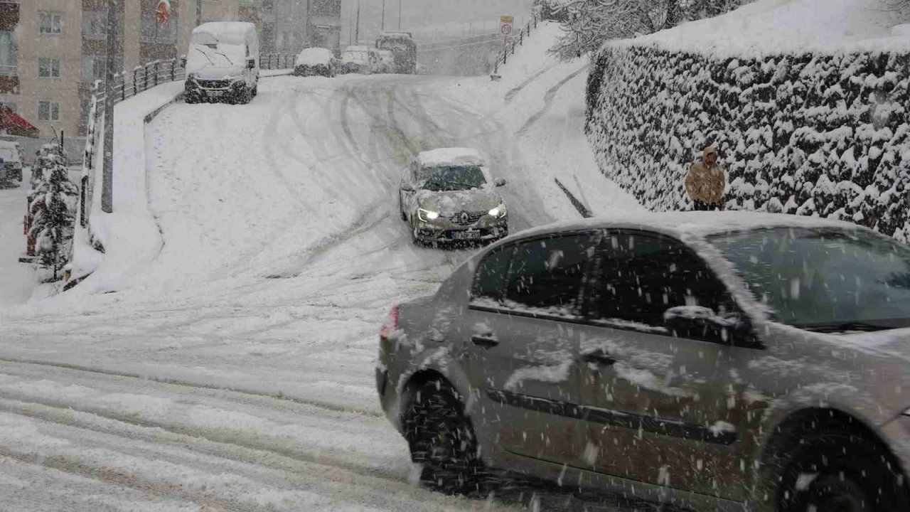 Doğu Karadeniz’de kar nedeniyle bin 210 köy ve mahalle yolu kapandı