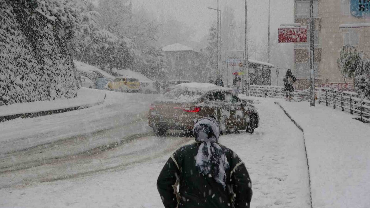 Doğu Karadeniz’de kar nedeniyle bin 210 köy ve mahalle yolu kapandı