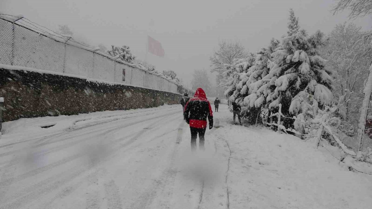 Doğu Karadeniz’de kar nedeniyle bin 210 köy ve mahalle yolu kapandı