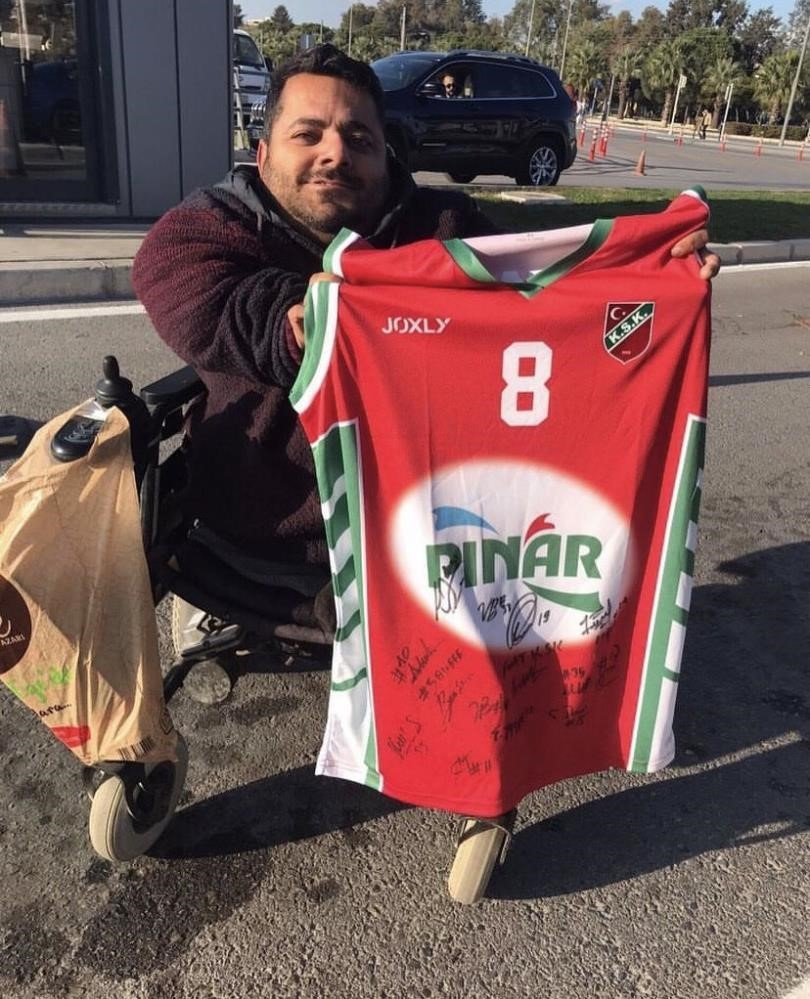 Ufuk Sarıca gönüllere taht kurdu